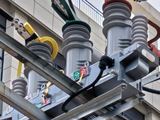 220VAC±10%出力電圧 IP67 防水 超低電耗 (~6W) 容量電圧抽出装置の再閉器用電源装置